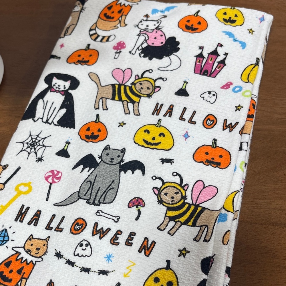 Halloween Cats in Costumes with Candy 🐈🎃🐈‍⬛ kitchen hand towels set of 2 NWT